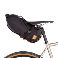 Photo Sacoche de selle bikepacking Restrap Saddle Bag 8 litres Orange noir orange